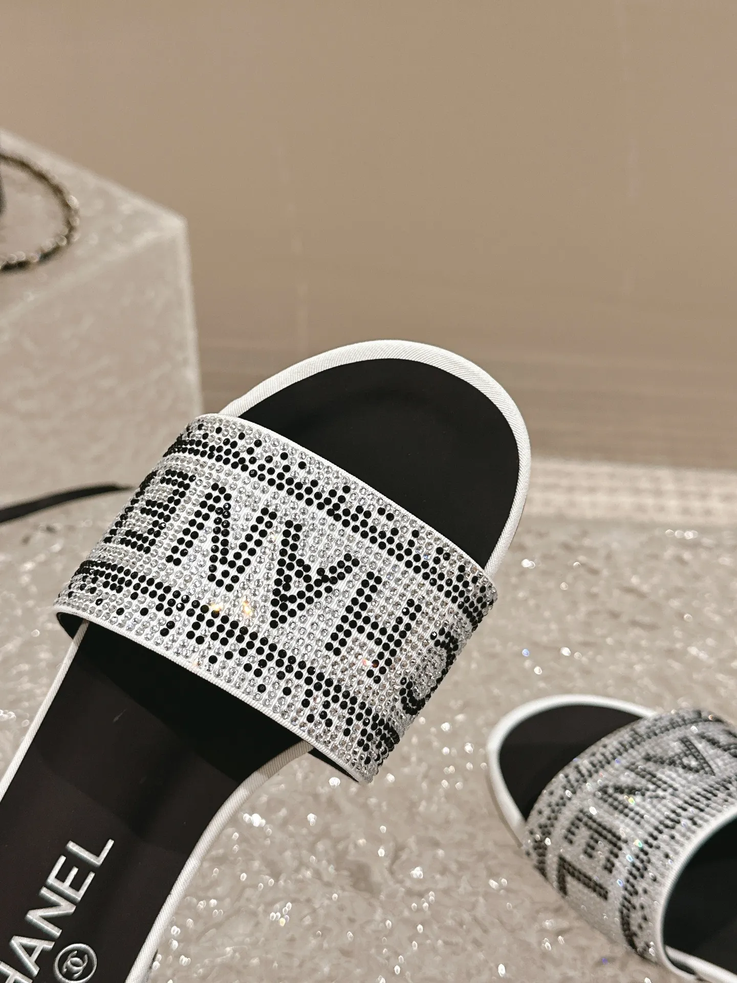 👟👟Ex-factory price 440👟👟 Xiaoxiang Chanel rhinestone slippers with large black rhinestone letters, these really blingbling slippers are full of diamonds. They are both classic and artistic, and can be styled according to your daily style. The characteristic is that the hot diamonds are particularly shiny. They are made with heavy craftsmanship and are not easy to fall off. They have the sexy temperament of celebrities and are versatile. Color: black white 35-41